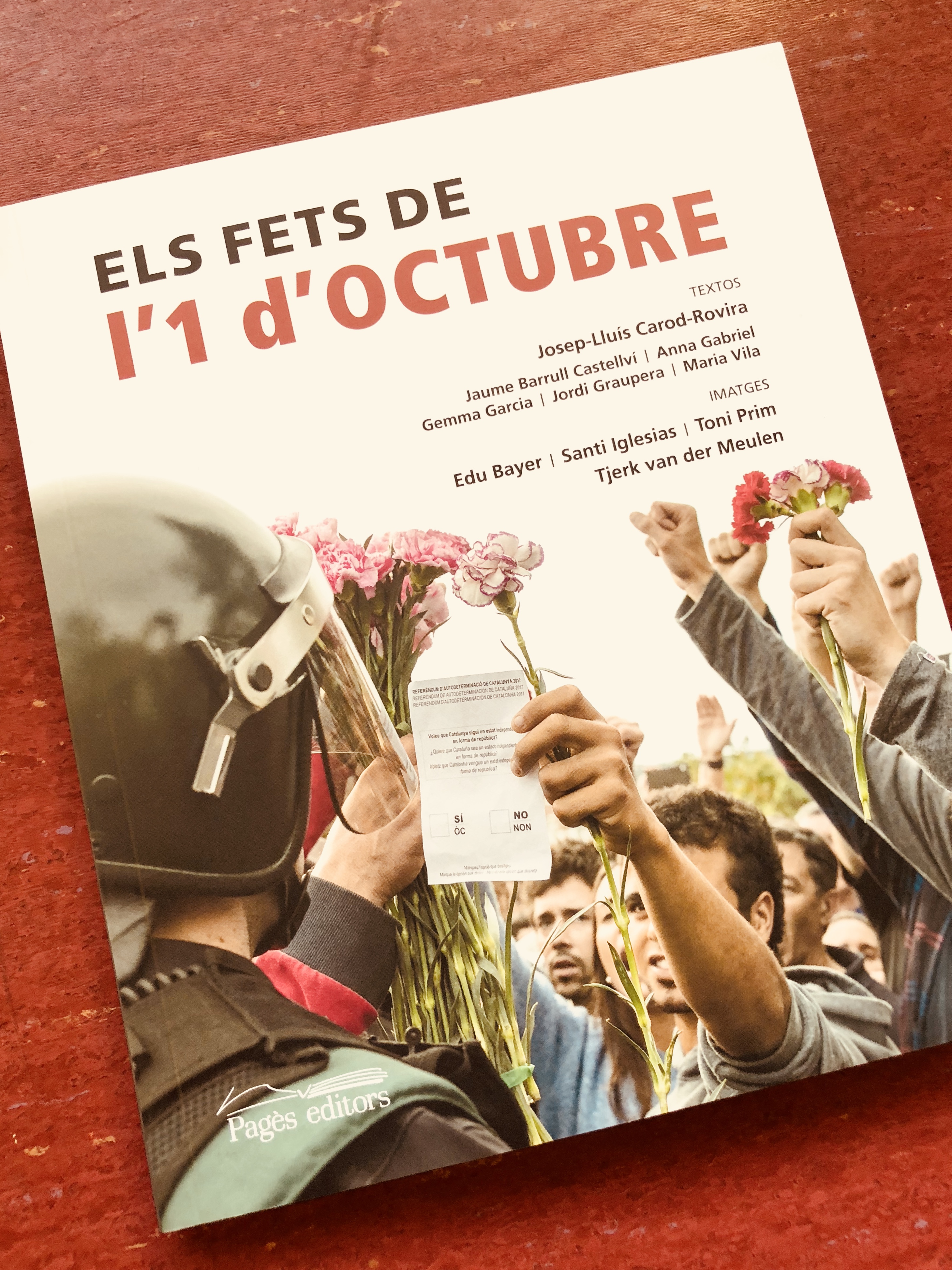 Pagès Editors presenta 'Els fets de l’1 d’octubre', el primer llibre de fotografies sobre aquesta històrica jornada
